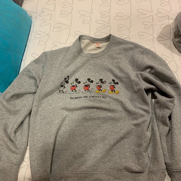 Uniqlo 4 sweatshirts (Large and Medium) - Picture 4 of 8